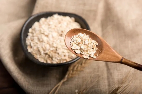 Výhody a nevýhody krmení králíků ovesnými vločkami